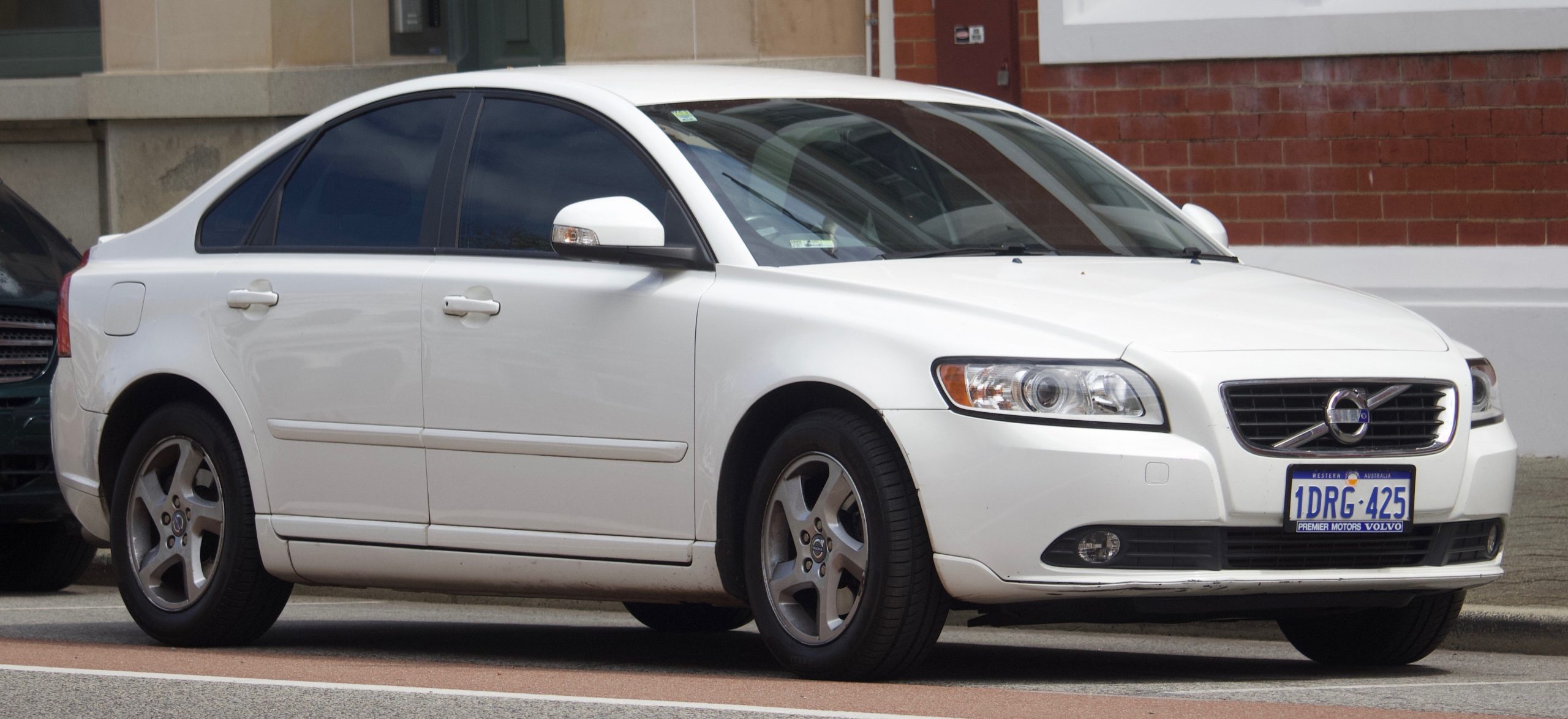 Frontansicht weißer Volvo S40 Limousine