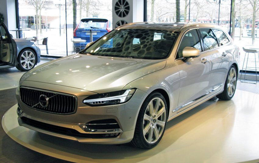 Frontansicht silberner Volvo V90