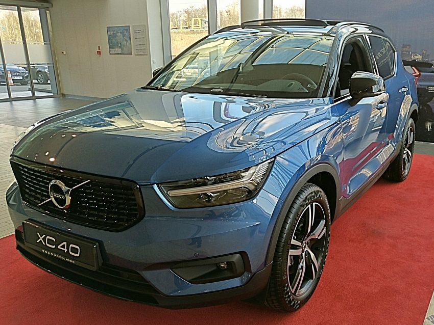 Frontansicht blauer Volvo XC40