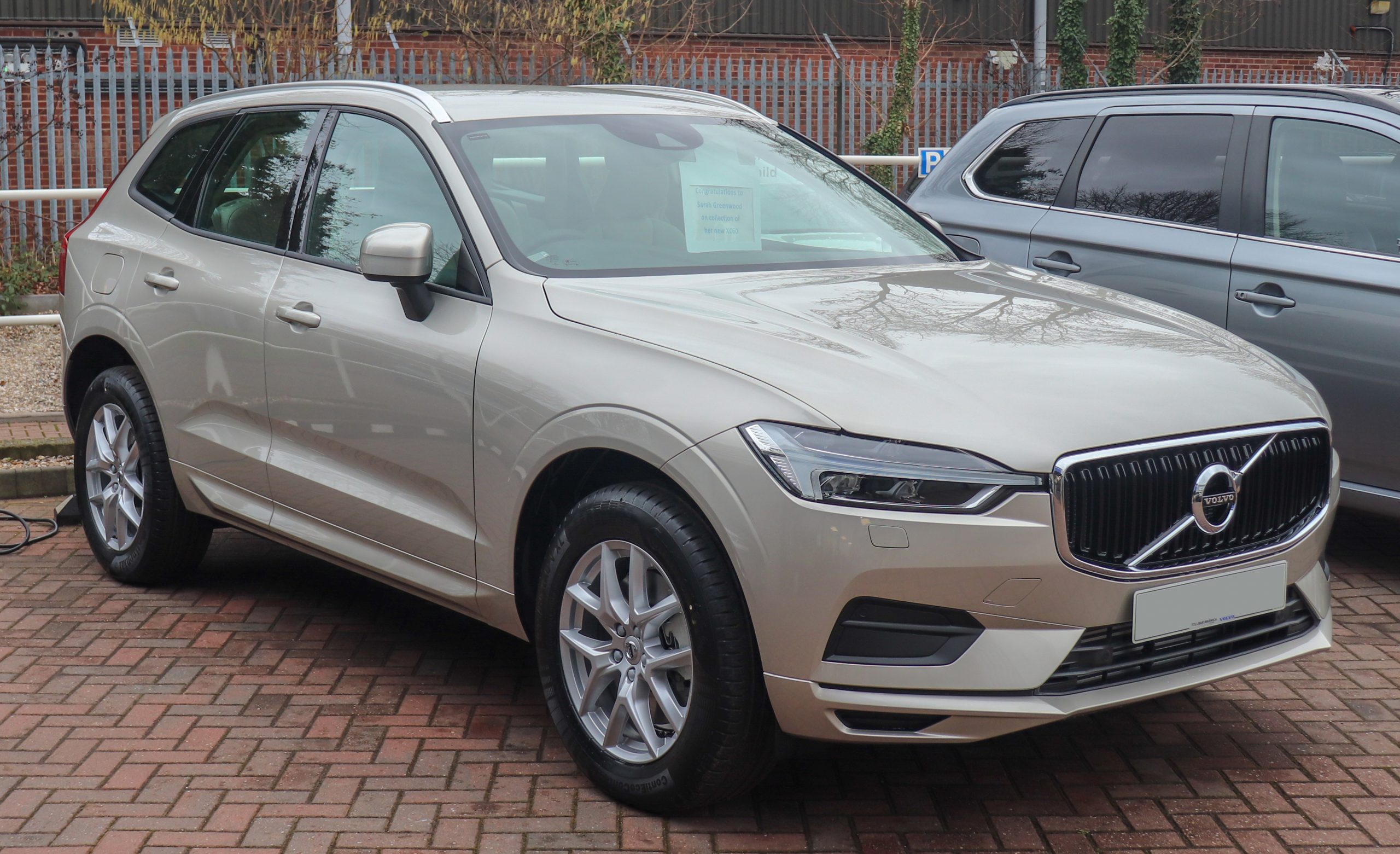 Frontansicht champagnerfarbener Volvo XC60