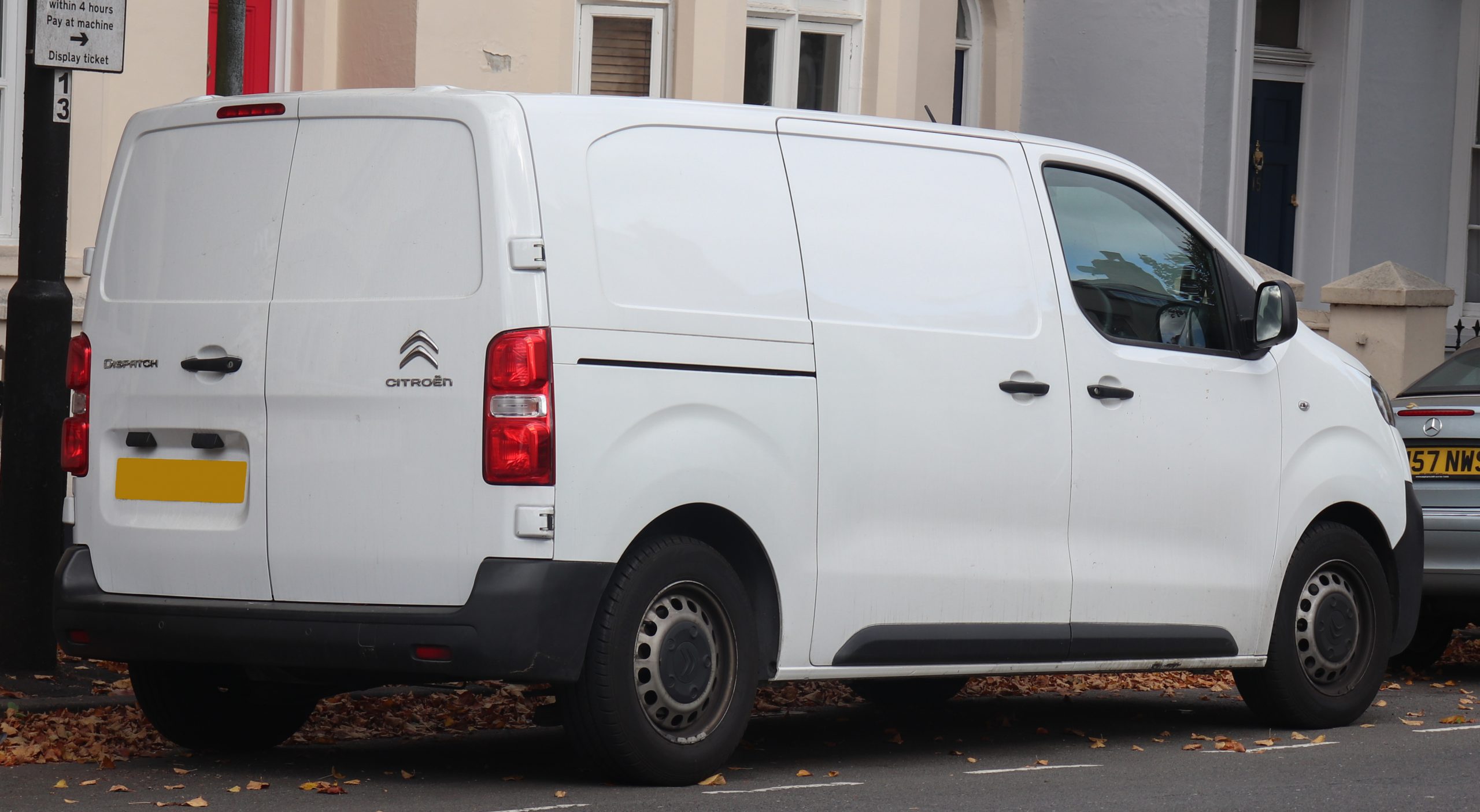 Heckansicht weißer Citroen Jumpy Dispatch