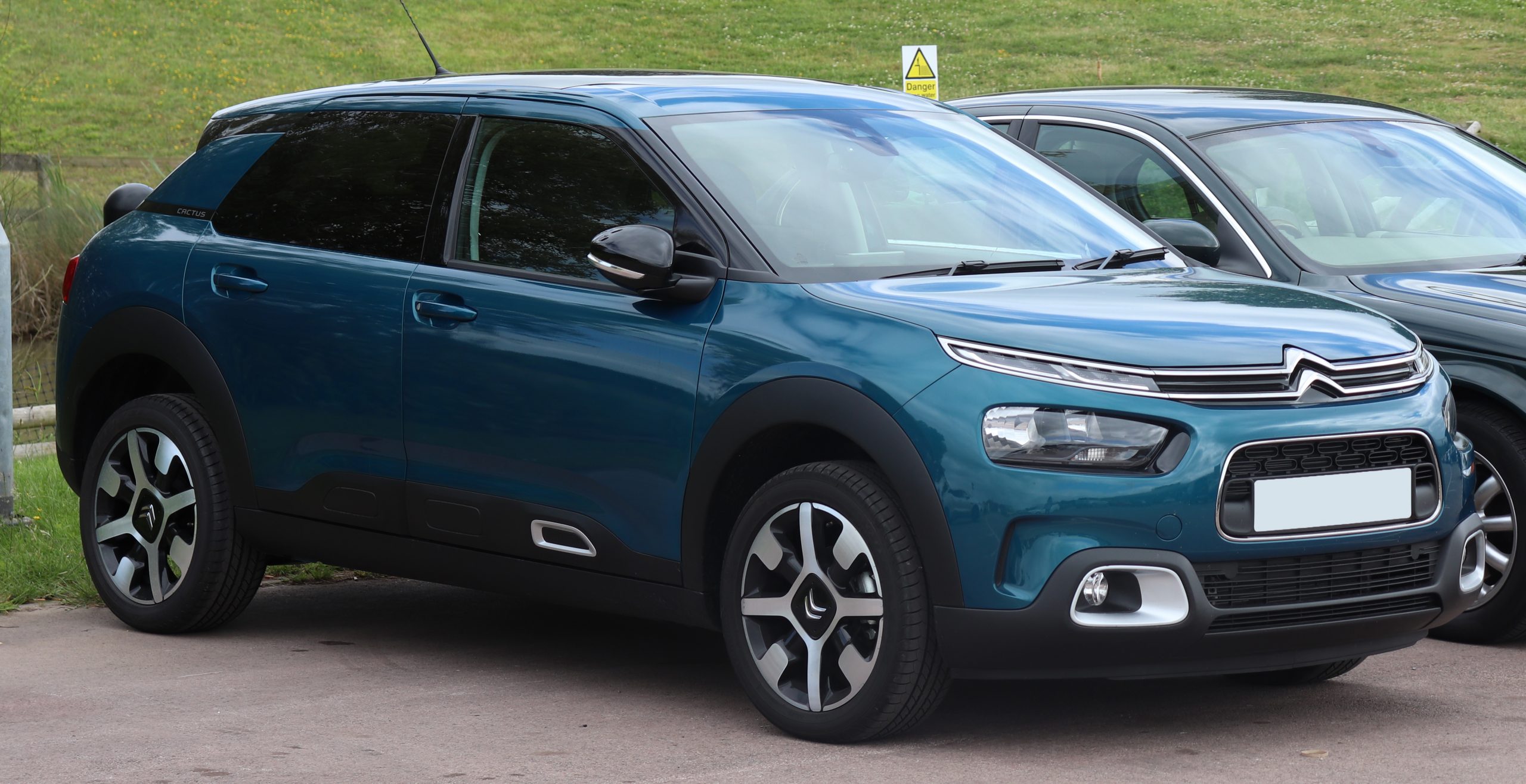 Seitenansicht blauer Citroen C4 Cactus Facelift
