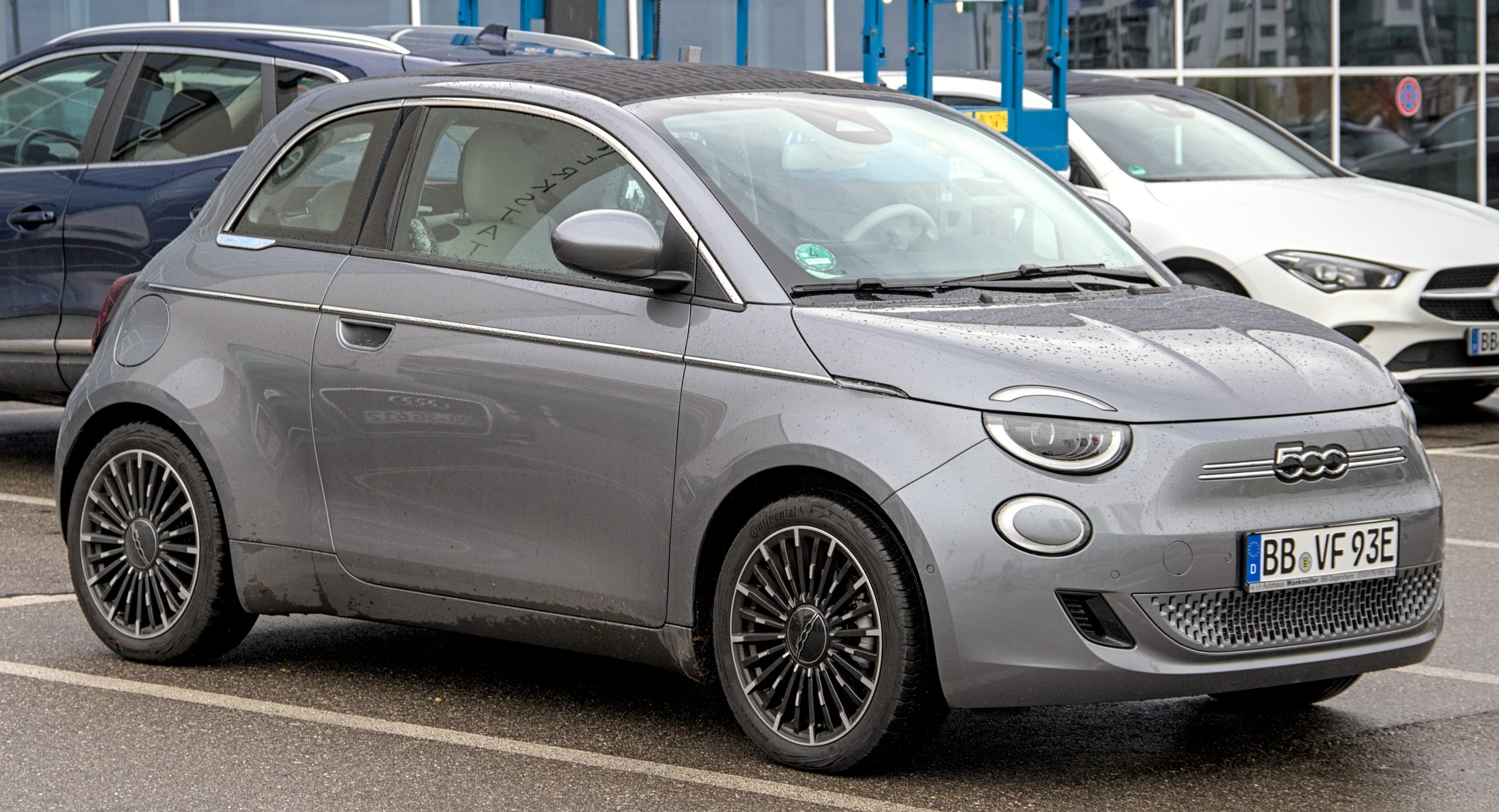 Seitenansicht eines anthraziten Fiat 500e
