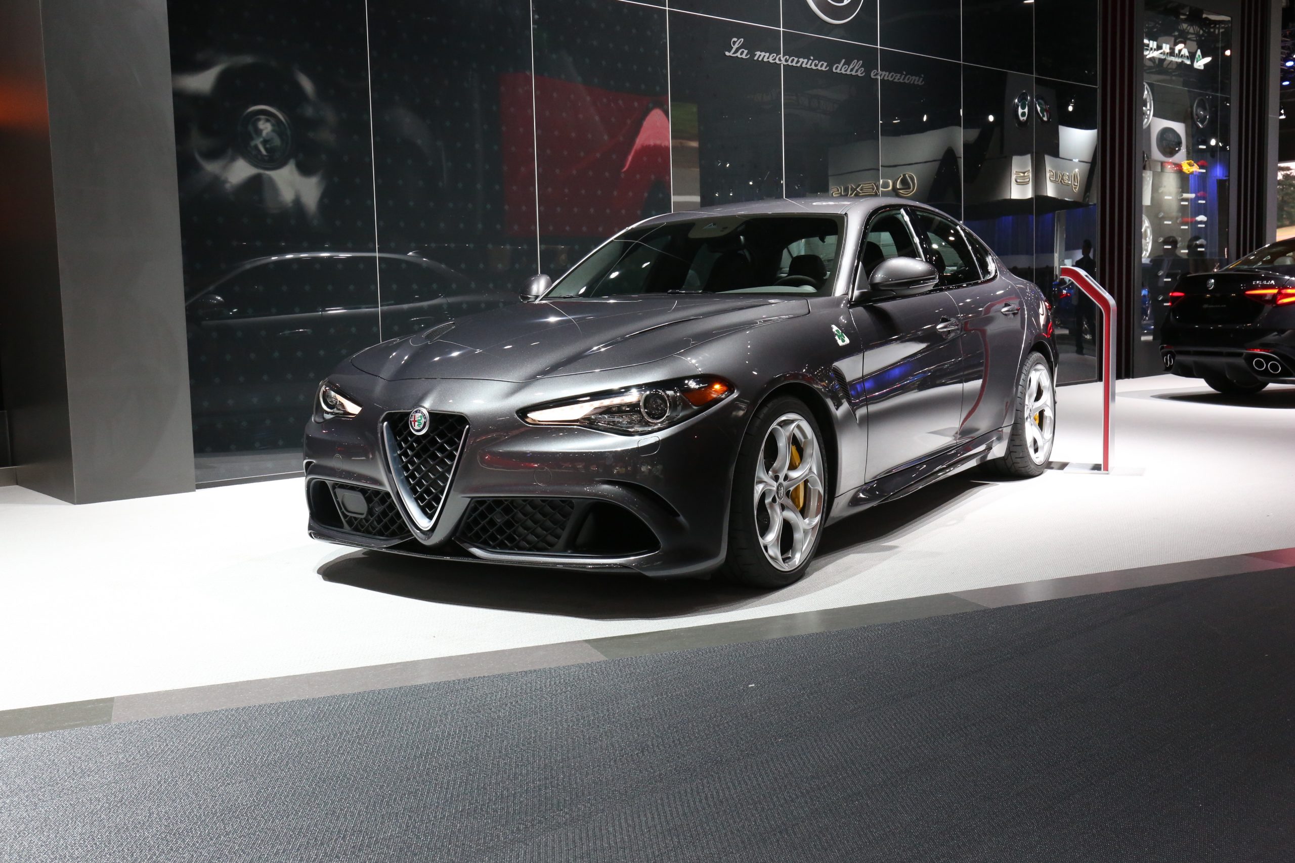Frontansicht anthraziter Alfa Romeo Giulia