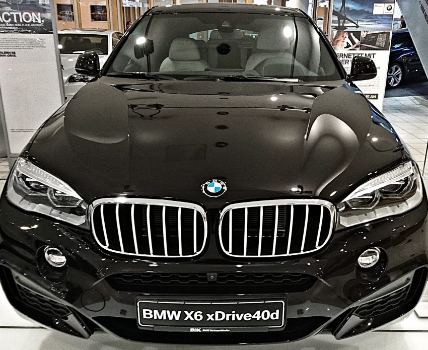 Frontansicht schwarzer BMW X6
