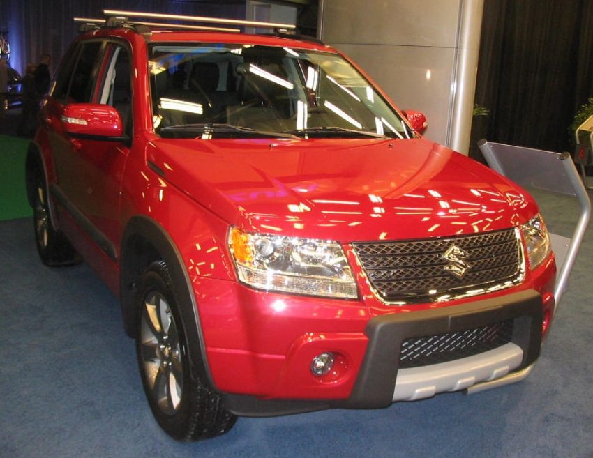Frontansicht roter Suzuki Grand Vitara