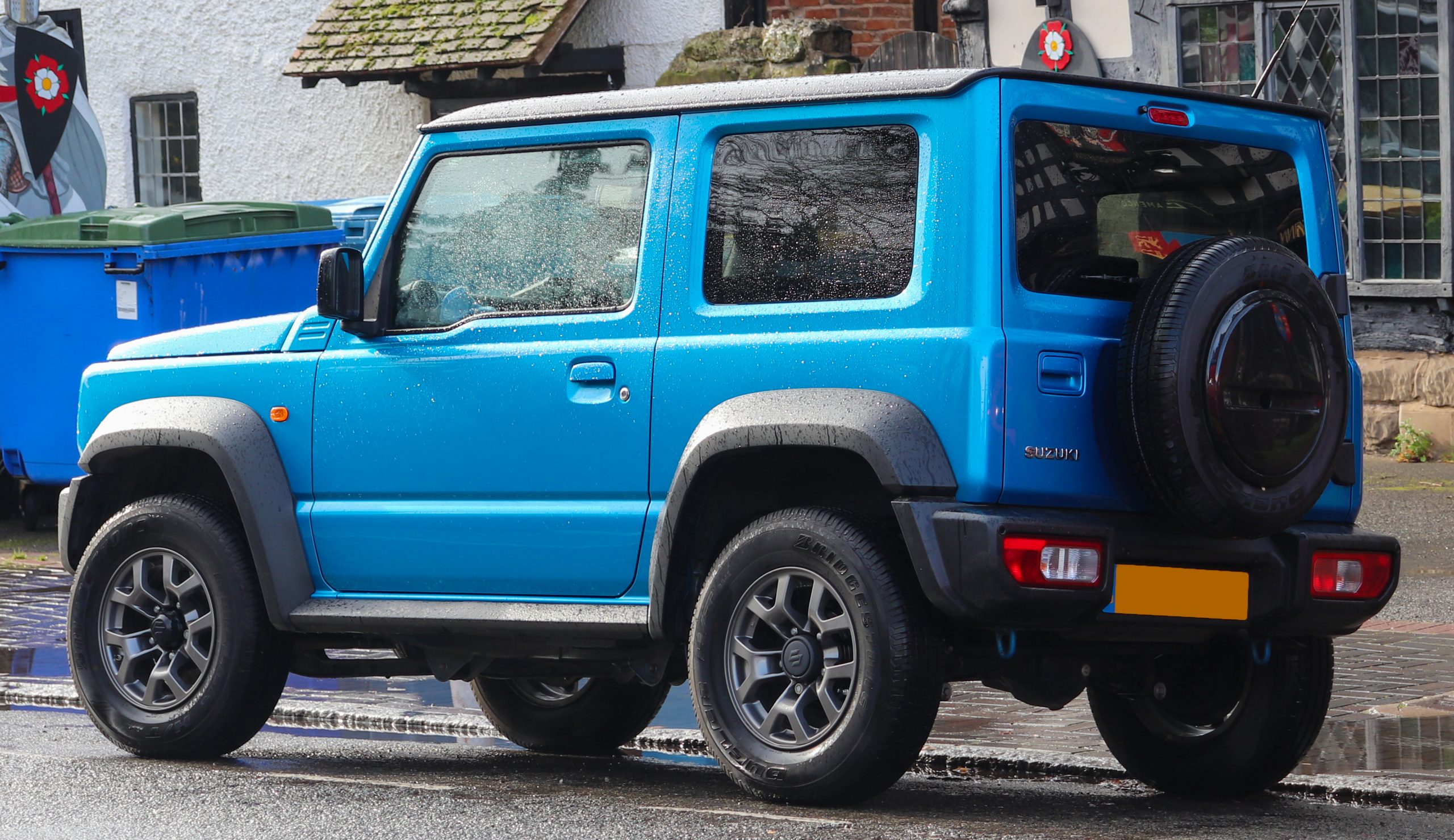 Heckansicht blauer Suzuki Jimny