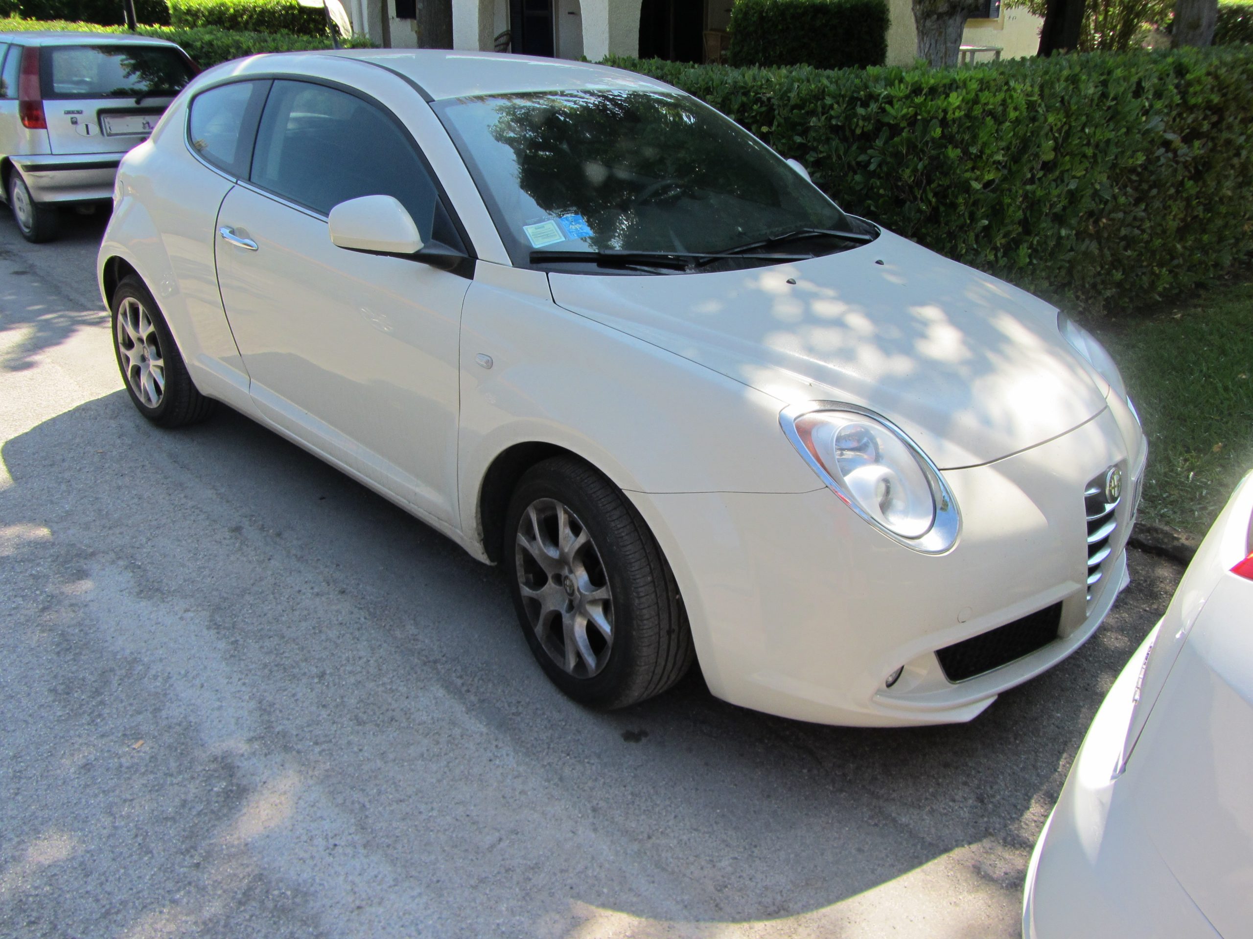 Seitenansicht weißer Alfa Romeo MiTo