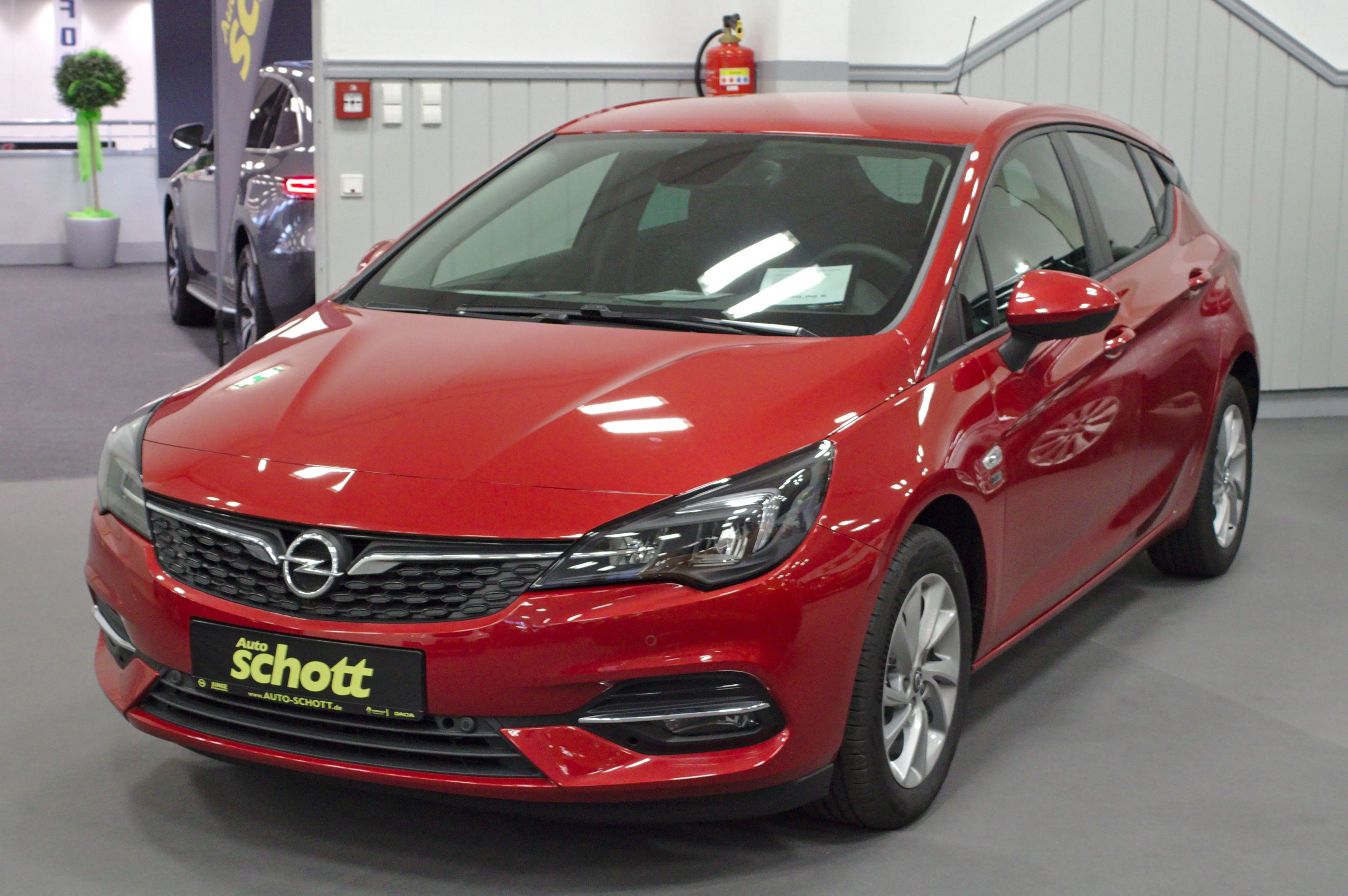 Frontansicht roter Opel Astra K