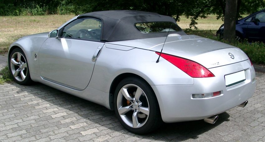 Heckansicht silberner Nissan 350Z