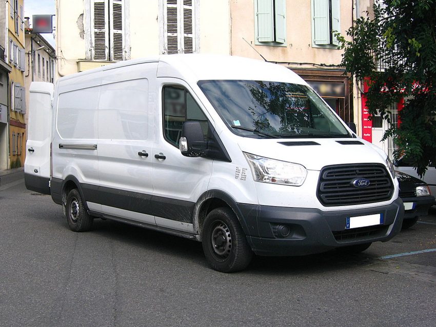Frontansicht weißer Ford Transit